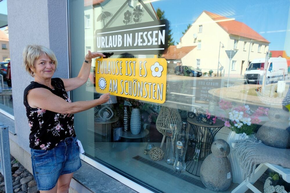 Am Haushaltswarengeschäft von Karola Baier hängt ihr persönliches Motto. Wenn überhaupt, wird eine Woche Urlaub in Deutschland gemacht.