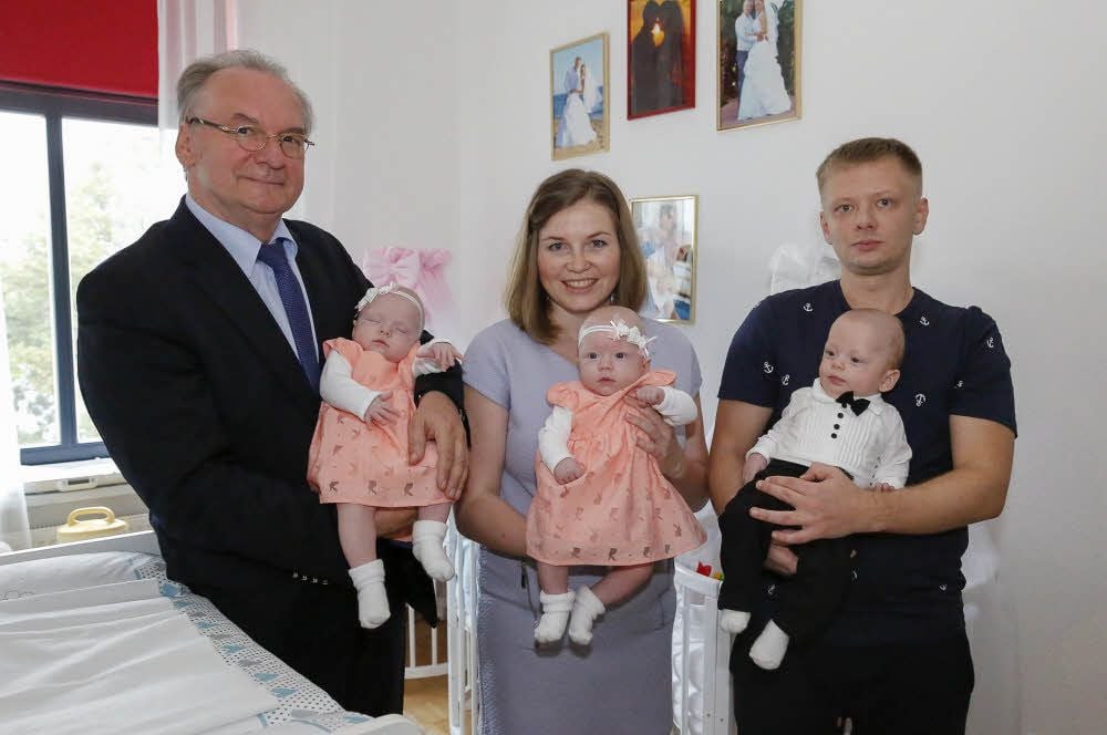 Ministerpräsident Reiner Haseloff mit Nina Del, Mutter Alena Del mit Emma und Papa Dmitrij Del mit Maxim (v.l.).