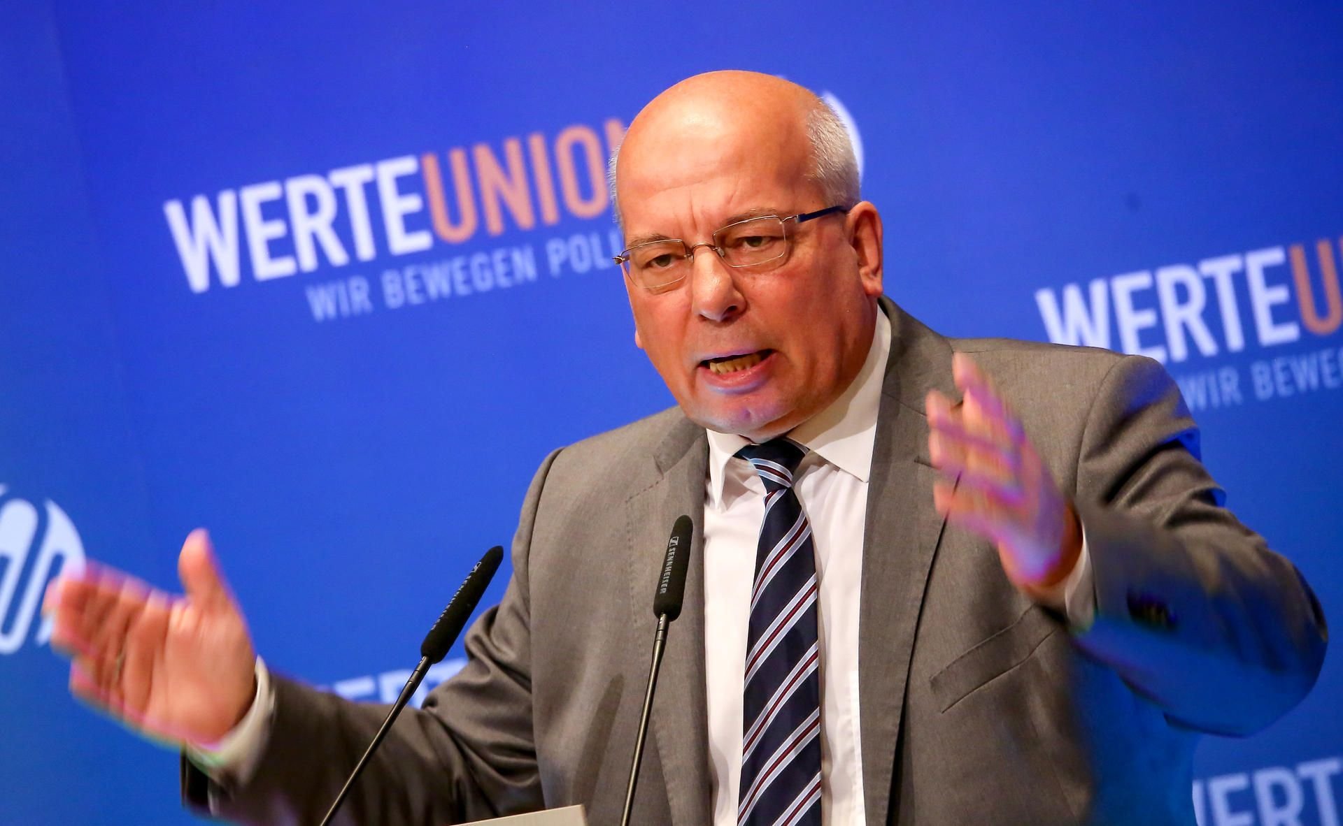 Die Polizei in Nordrhein-Westfalen hat den Polizeigewerkschafter und früheren Polizeibeamten Rainer Wendt wegen dienstrechtlicher Verstöße sanktioniert.