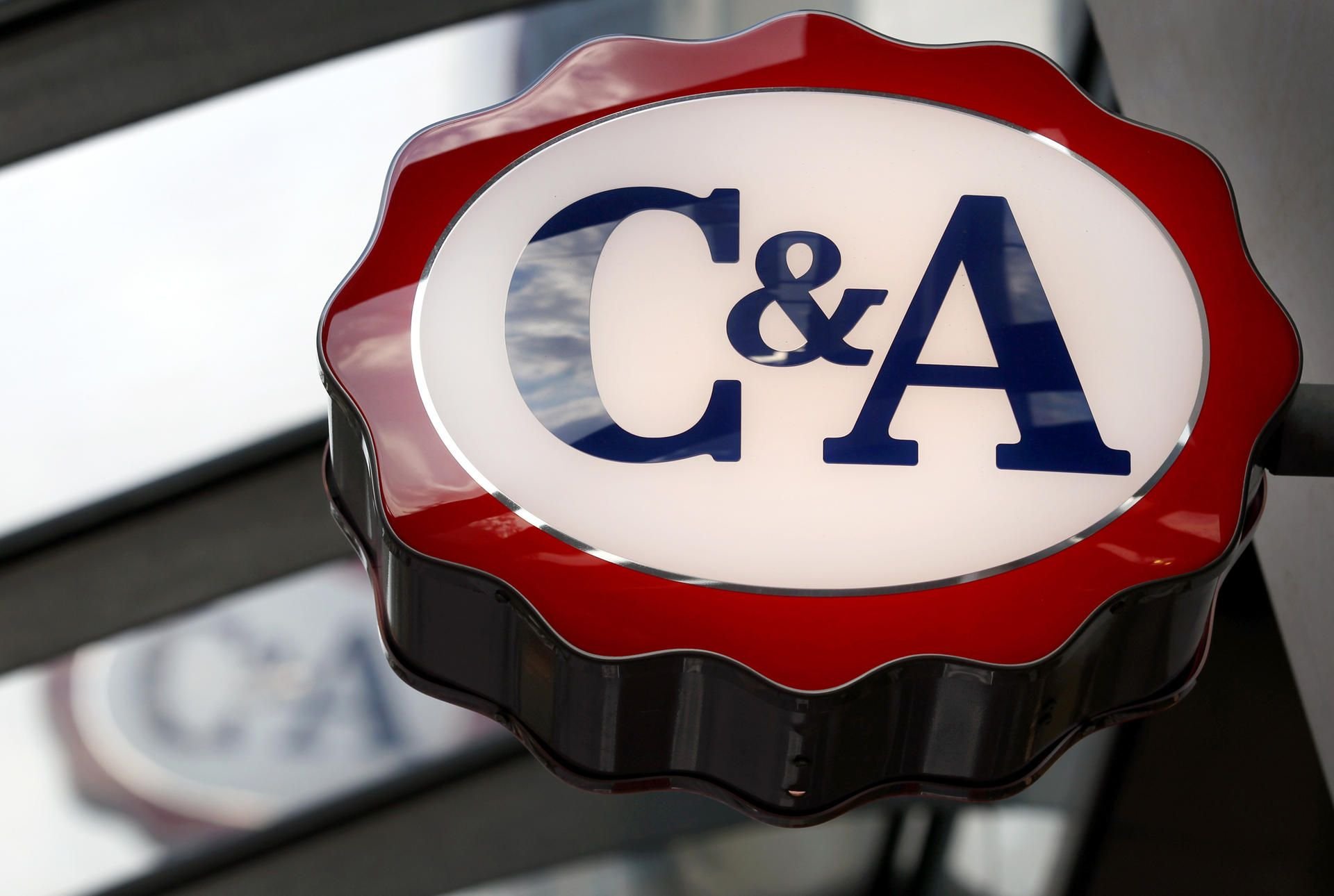 Die Modekette C&A könnte einem Medienbericht zufolge nach China verkauft werden.