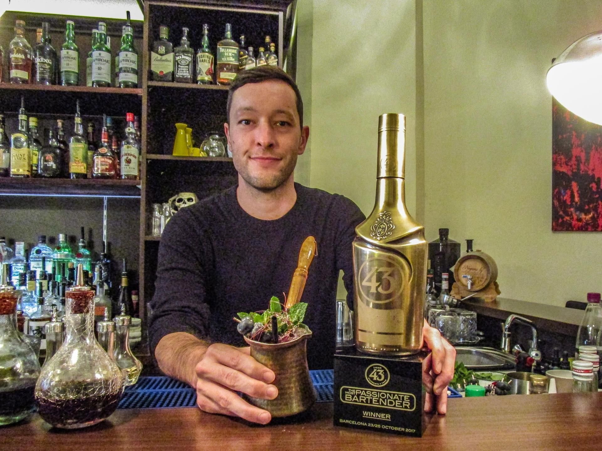 Martin Kramer in seiner Charles Bar in Wittenberg.