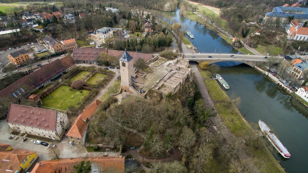 Die Giebichenstein erwacht aus der Vogelperspektive: Links ist die recht gut erhaltene Unterburg zu sehen, mittig die Oberburg mit Wohnturm.