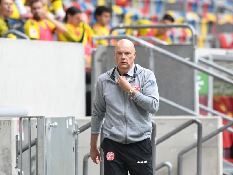 Vor dem Spiel gegen RB Leipzig im Wettkampfmodus: Düsseldorfs Trainer Uwe Rösler. Foto: Bernd Thissen/dpa