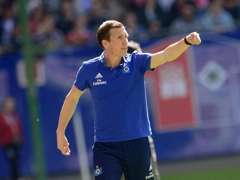 Der HSV droht mit Trainer Hannes Wolf kurz vor Saisonende den Aufstieg zu verpassen. Foto: Daniel Bockwoldt/dpa
