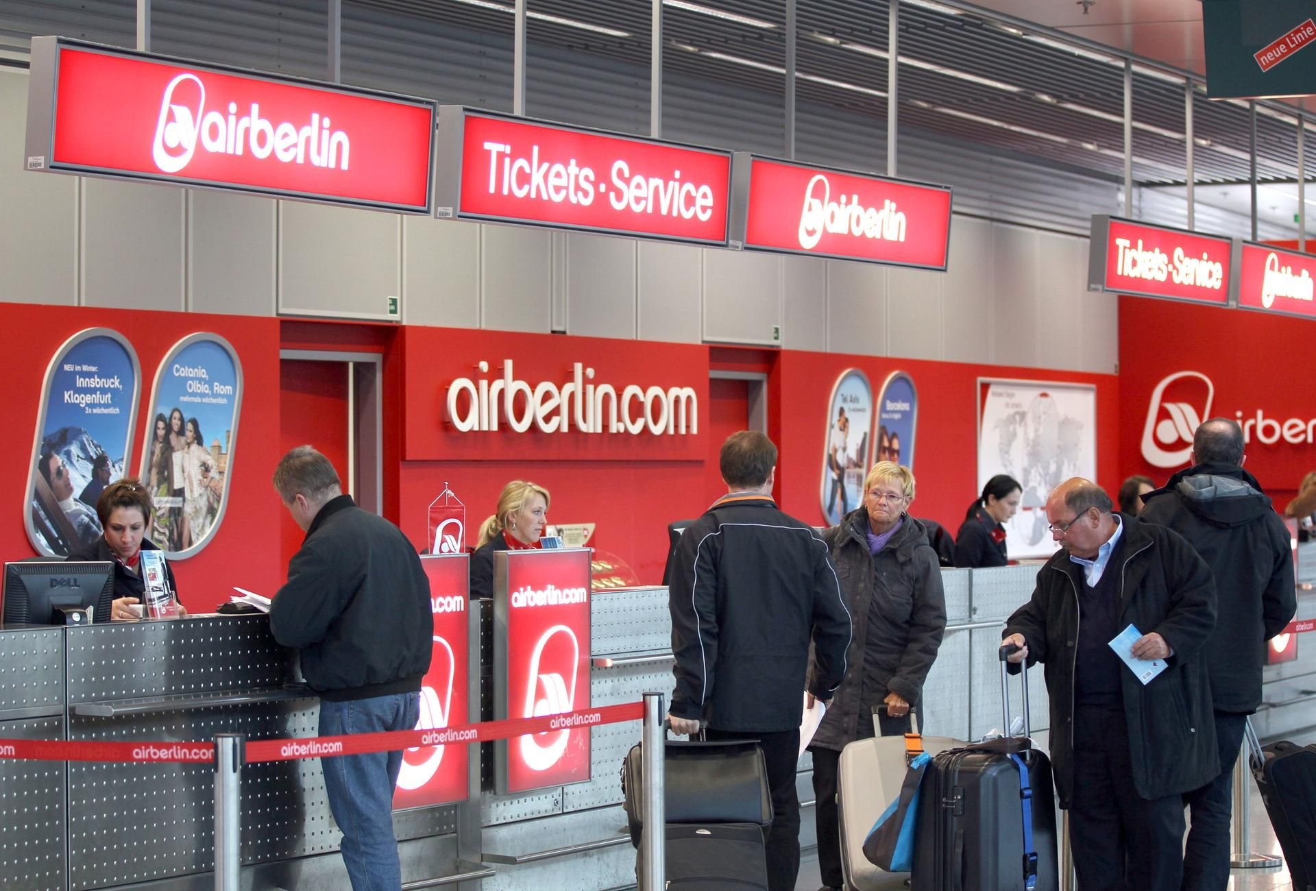 Fluggäste checken an einem Schalter der Fluggesellschaft Air Berlin ein.