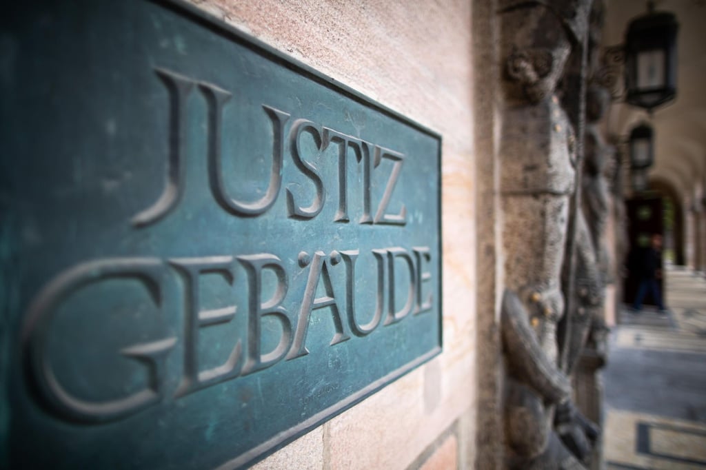 Ein Schild mit der Aufschrift „Justizgebäude“. (Symbolbild)