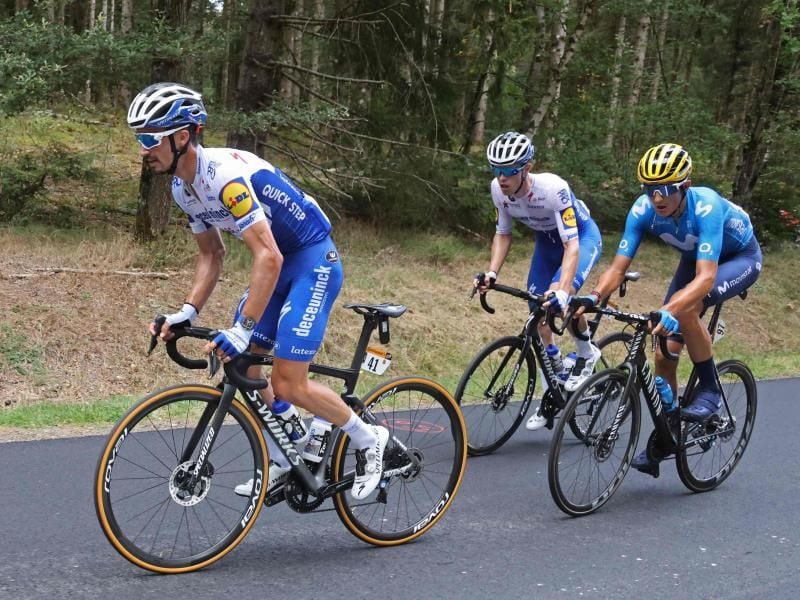 Das Terrain der 14. Etappe ist gerade im Finale wellig und dürfte Frankreichs Star Julian Alaphilippe (l) liegen. Foto: Kenzo Tribouillard/AFP/dpa