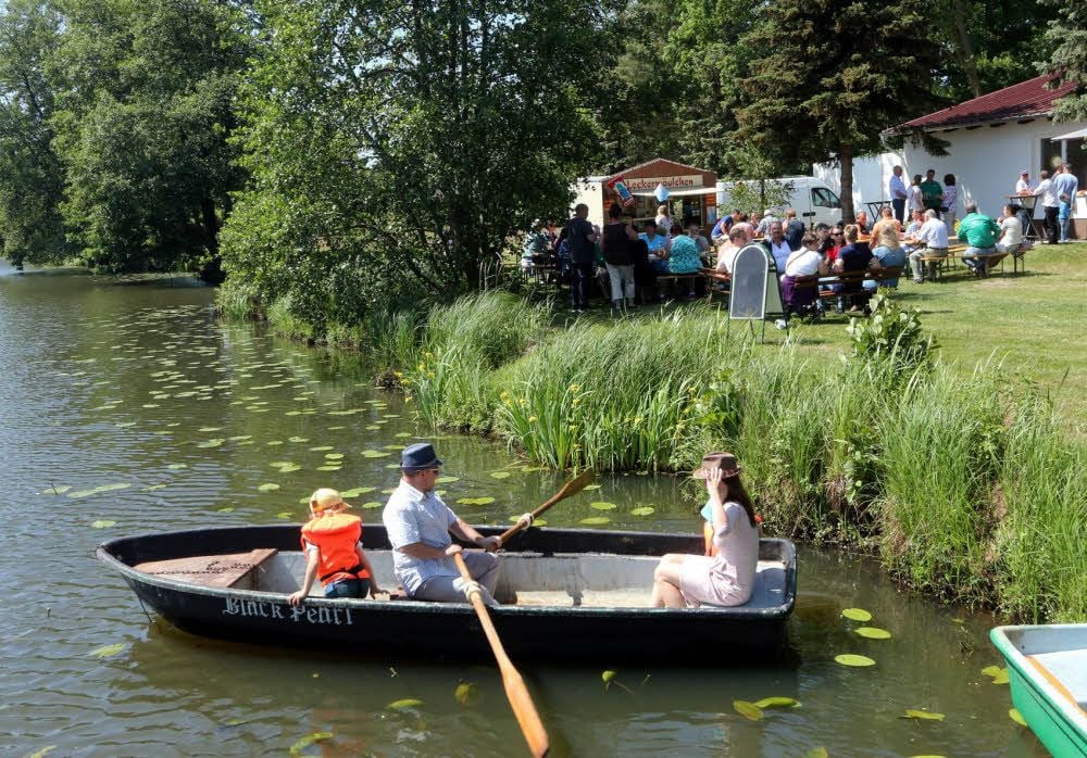 Idylle pur. Auf der Rieke in Premsendorf konnten auf eigene Gefahr auch Paddeltouren unternommen werden. Vor allem Familien nutzten gern dieses kostenlose Angebot vom Kulturverein.