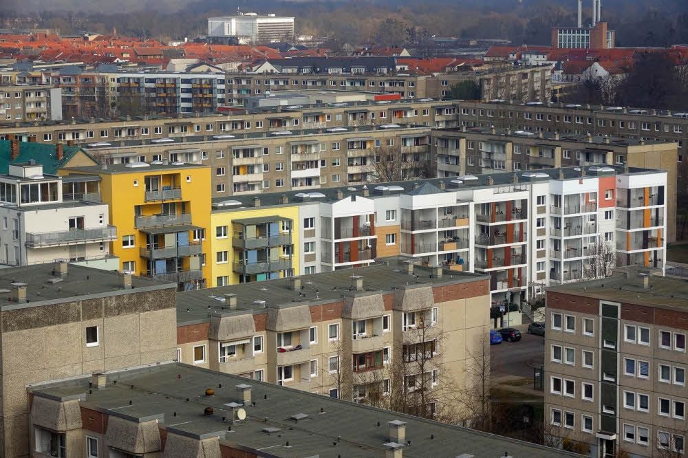 Blick in die Muldstraße: Die von der Wohnungsgenossenschaft sanierten Blöcke stechen hervor.