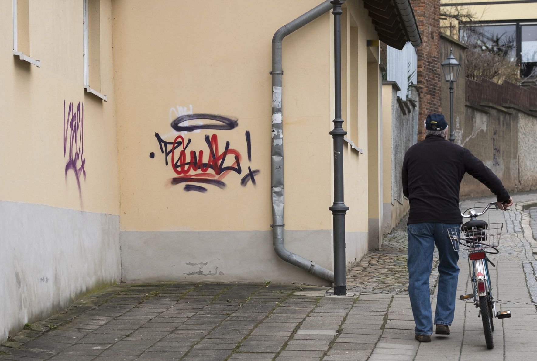 Farbschmierereien in der Steinholzstraße