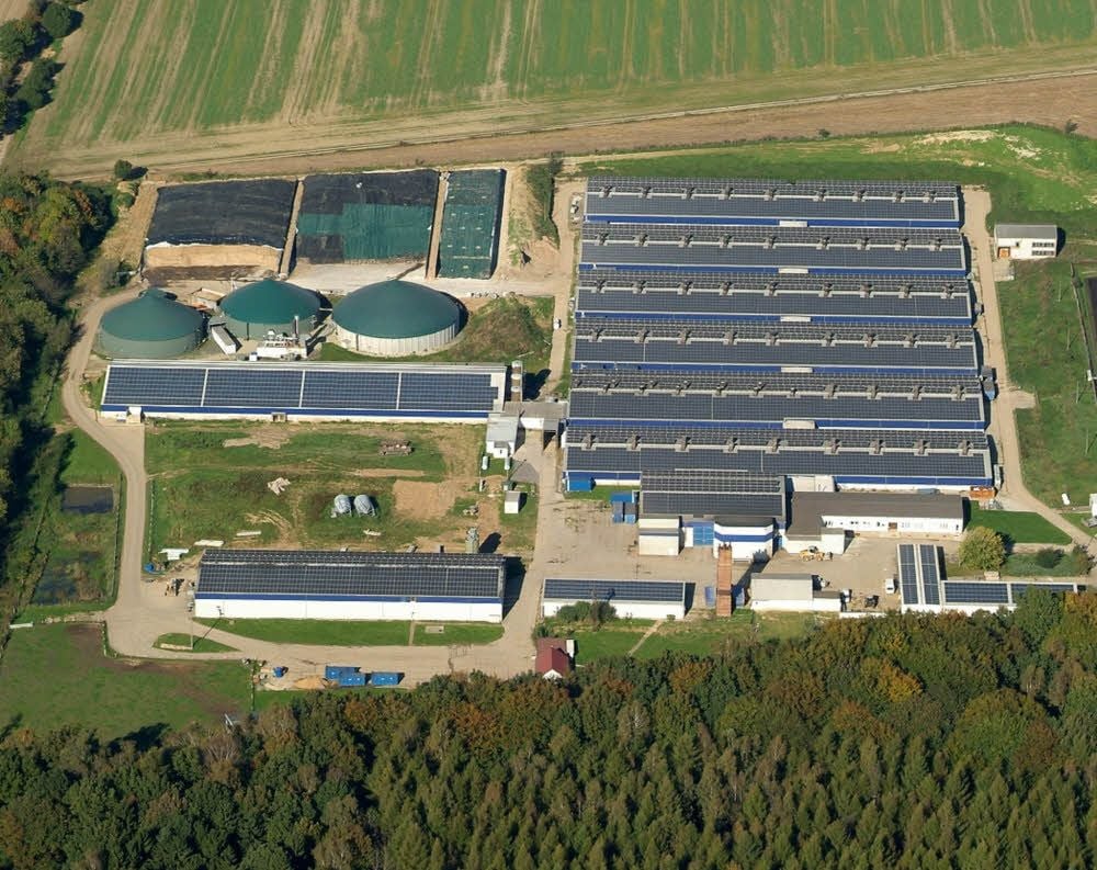 Blick von oben auf die Schweinemastanlage in Weickelsdorf.