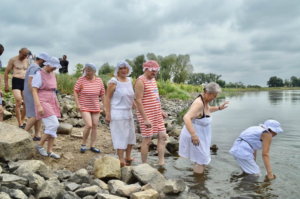 Im Gänsemarsch ging es in die erfrischende Elbe und danach 400 Meter durch das Wasser.