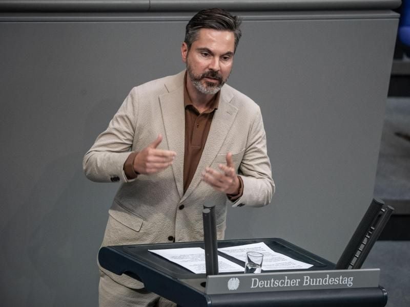 Fabio De Masi, stellvertretender Vorsitzender der Fraktion Die Linke im Bundestag. Foto: Michael Kappeler/dpa/Archivbild