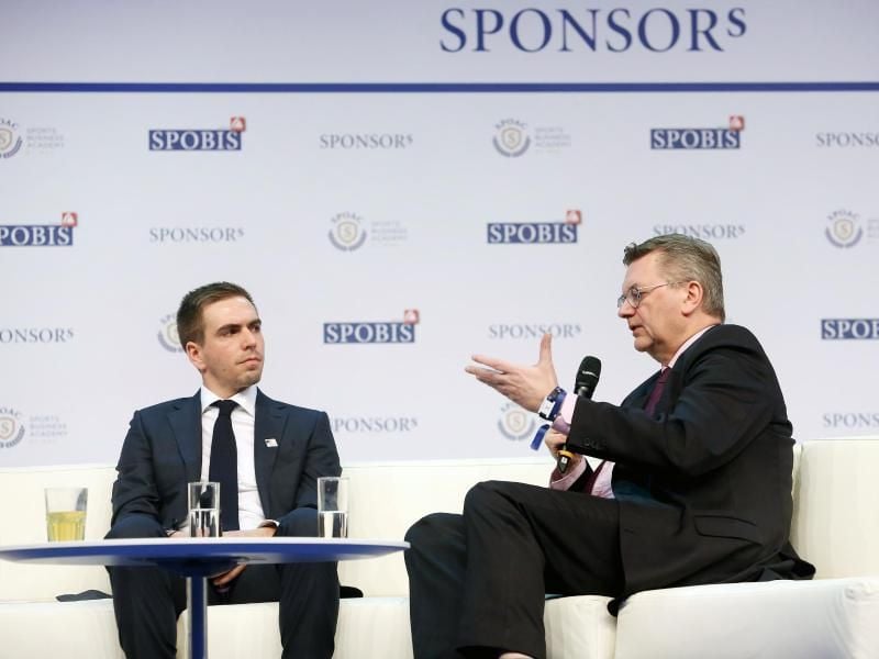 DFB-Präsident Reinhard Grindel (r) und der ehemalige Nationalspieler Philipp Lahm bei einer Talkrunde. Foto: Roland Weihrauch