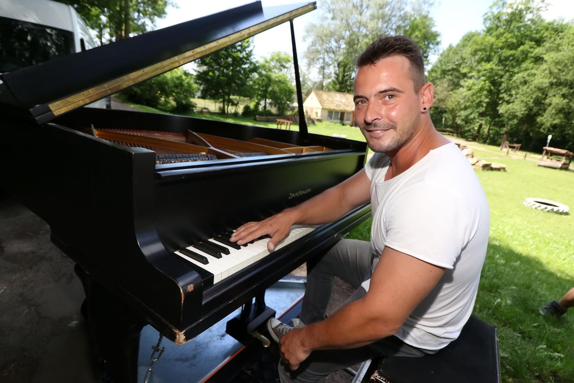 Christian Pommnitz aus Sangerhausen ist leidenschaftlicher Straßenmusiker. Berühmt wurde er jetzt mit einem Auftritt mitten im Stau auf der Autobahn.