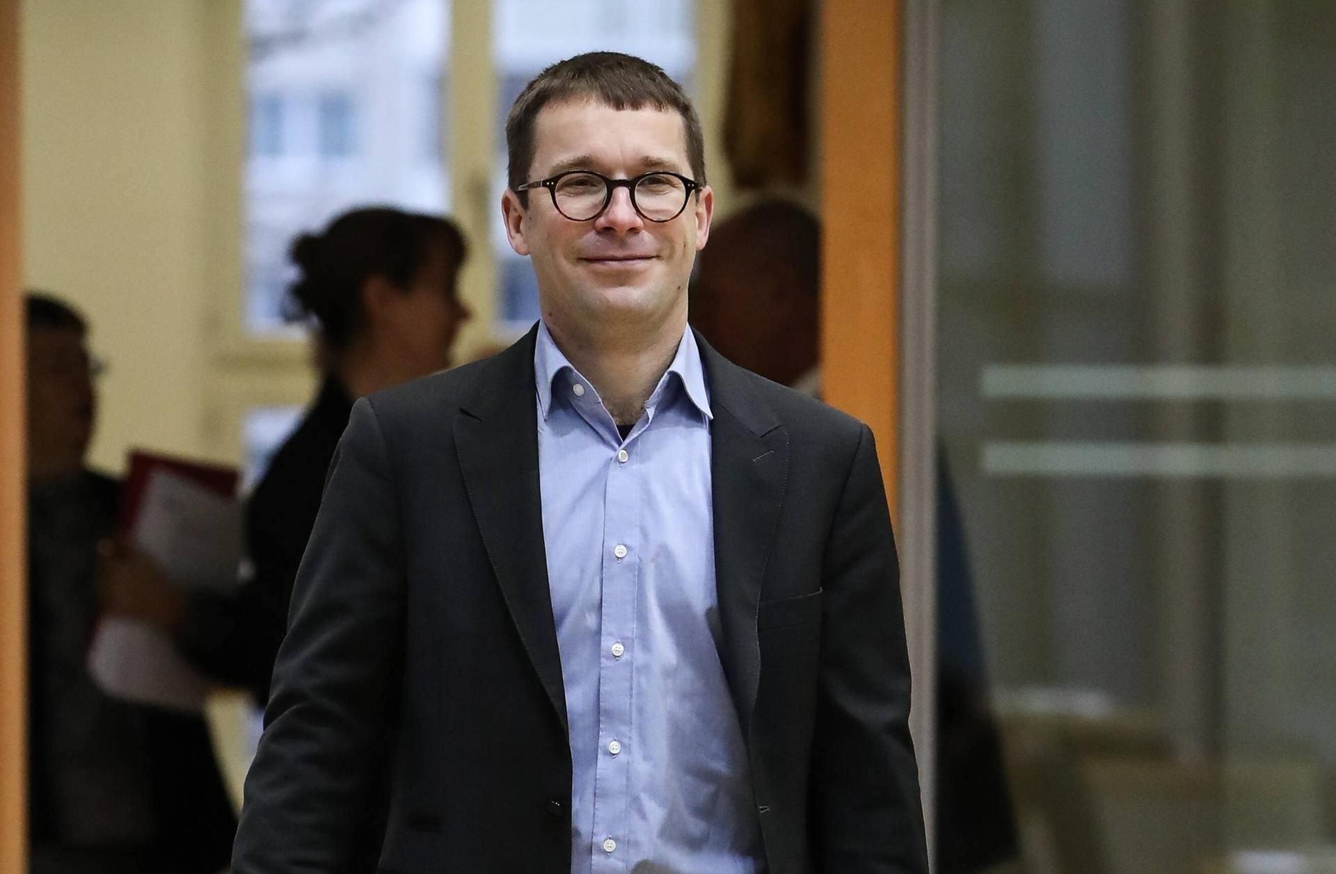 Sebastian Striegel (Bündnis 90/ Die Grünen) kommt lächelnd zu einer Landtagssitzung im Landtag von Sachsen Anhalt. 