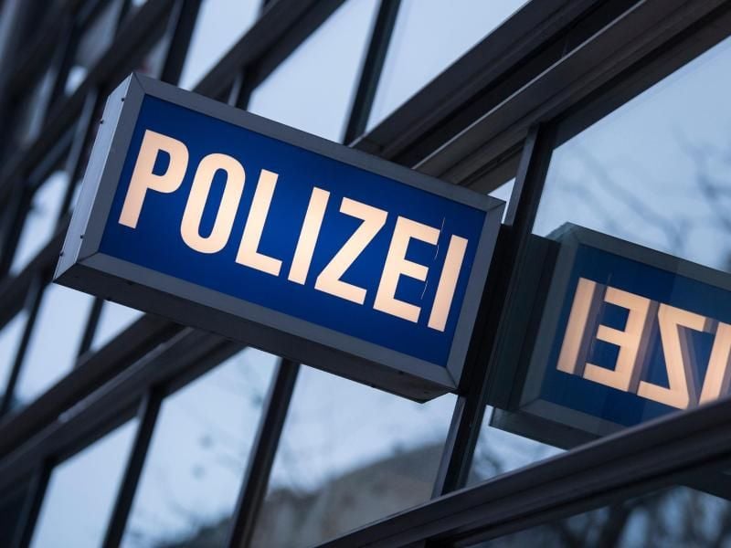 Der Schriftzug „Polizei” ist vor einem Polizeirevier zu sehen. Foto: Boris Roessler/dpa/Symbolbild