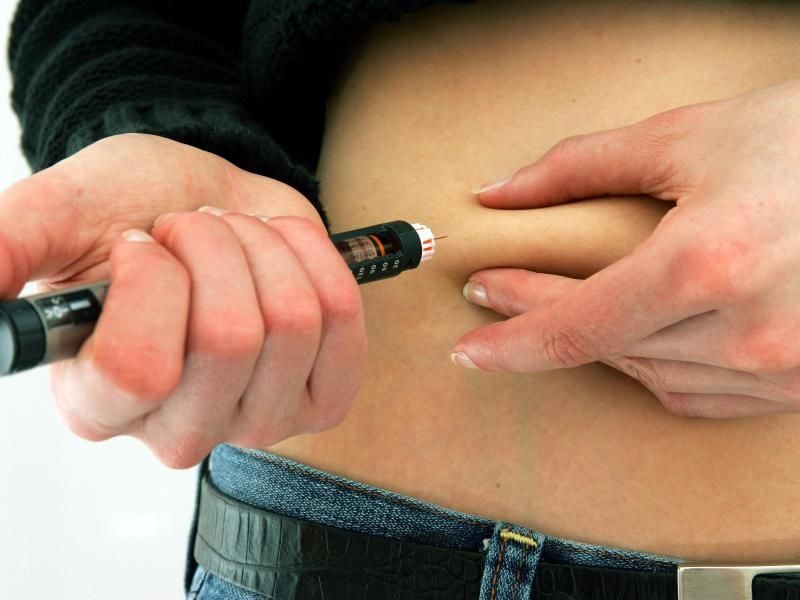 Diabeter sollten die Stelle, an der sie Insulin spritzen, nach einem festen Schema wechseln. Foto: Gero Breloer/dpa