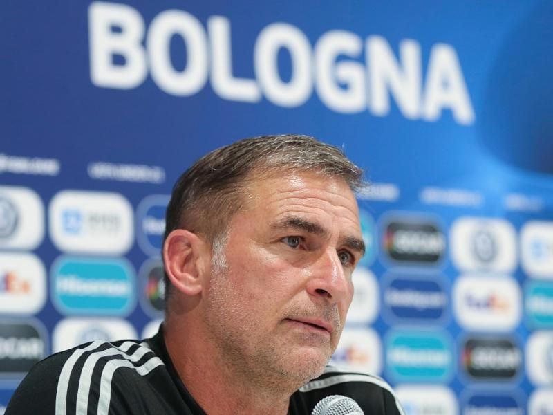 U21-Trainer Stefan Kuntz spricht bei der Pk in Bologna mit Journalisten. Foto: Cezaro De Luca