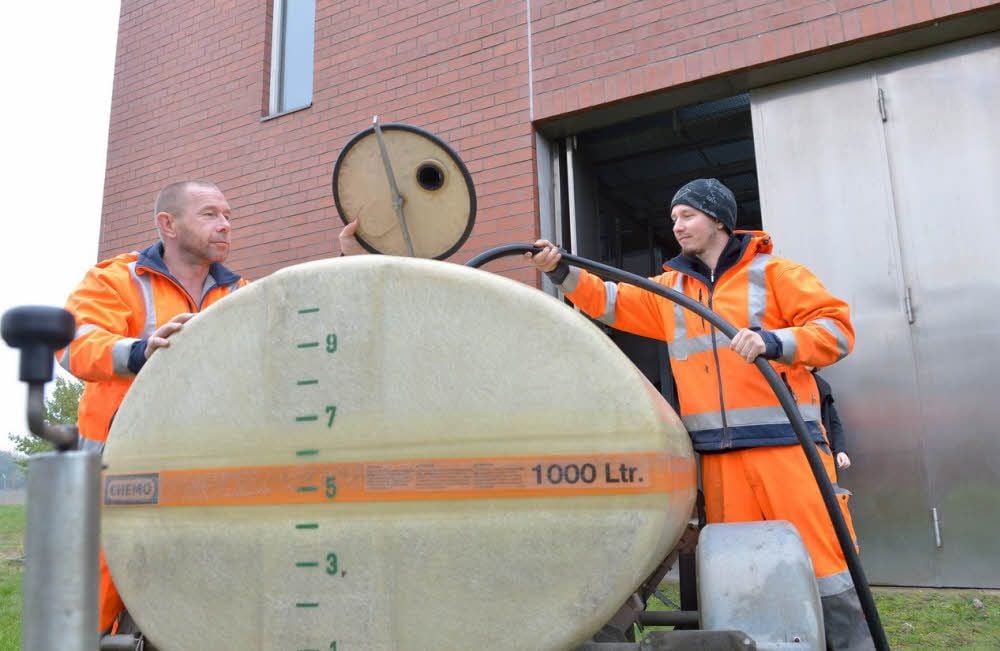 Zwischenstopp Wasserwerk: Midewa-Mitarbeiter Holger Werner (li.) hilft seinem Kollegen Nico Menzel beim Befüllen des Wasserwagens.