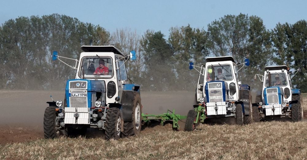 Rund 20 historische landwirtschaftliche Zugmaschinen waren zum Auftakt des Nachtpflügens in Wilsleben zu sehen. Ein Hingucker waren die zu dritt erschienenen Fahrer von drei DDR-Traktoren vom Typ ZT 330 und 300 aus Schönebeck, die dann auch im Verbund pflügten und mächtig Staub aufwirbelten.