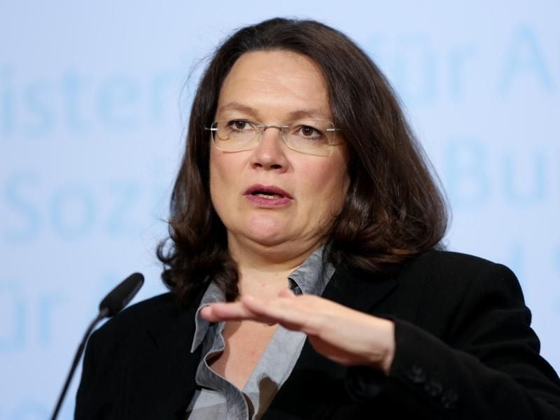 „Statt eines stetig sinkenden Rentenniveaus muss es eine verlässliche Haltelinie geben”, sagt Bundessozialministerin Andrea Nahles (SPD). Foto: Kay Nietfeld