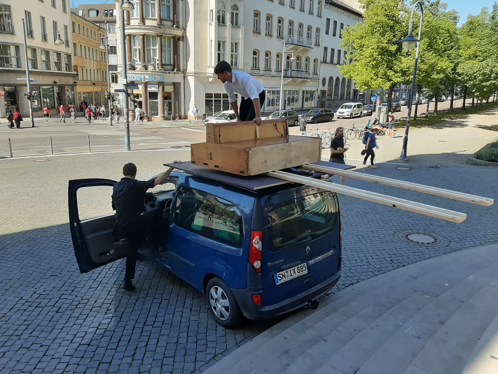 Extrempianisten vom Duo "Be-flügelt" spielt auf dem Dach eines Autos.