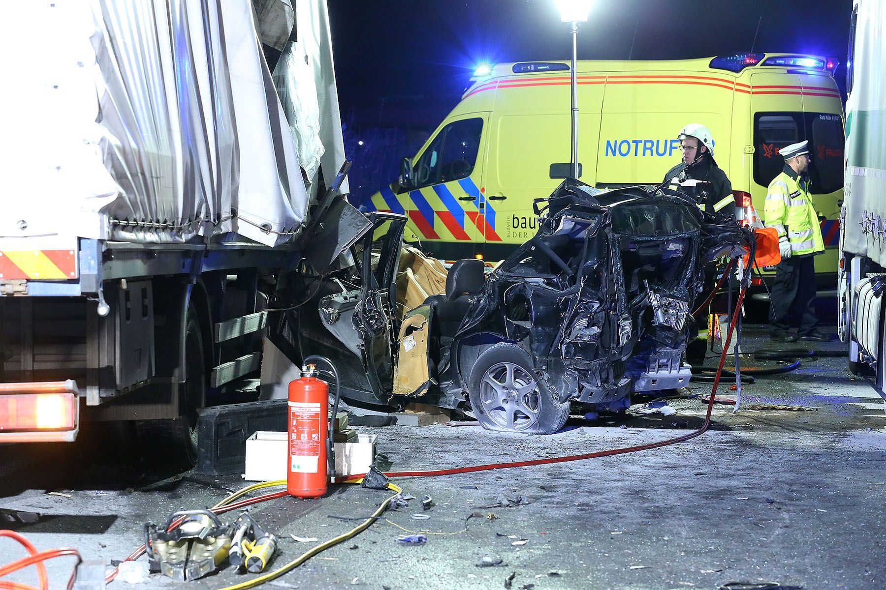 Bei einem schweren Unfall auf der Autobahn 4 bei Dresden ist am Montagabend eine 26 Jahre alte Frau ums Leben gekommen.