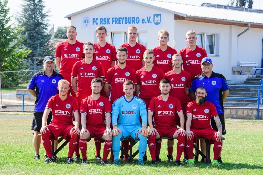 Der FC RSK Freyburg vor dem Heimspiel gegen Spergau - hinten, v.l.: Stefan Lehwald, Nils Standke, Nils Deckert, Fabian Großmann, Tom Krumbholz; Mitte. v.l.: Co-Trainer Steffen Giese, Hannes Niebling, Max Schirner, Till Kirchhoff, Jens Diener, Trainer Thomas Kirchhoff; vorn, v.l.: Jonas Weise, Jonas Schmiedl, Till Klippel, Lennard Meyer, Chris Linge.