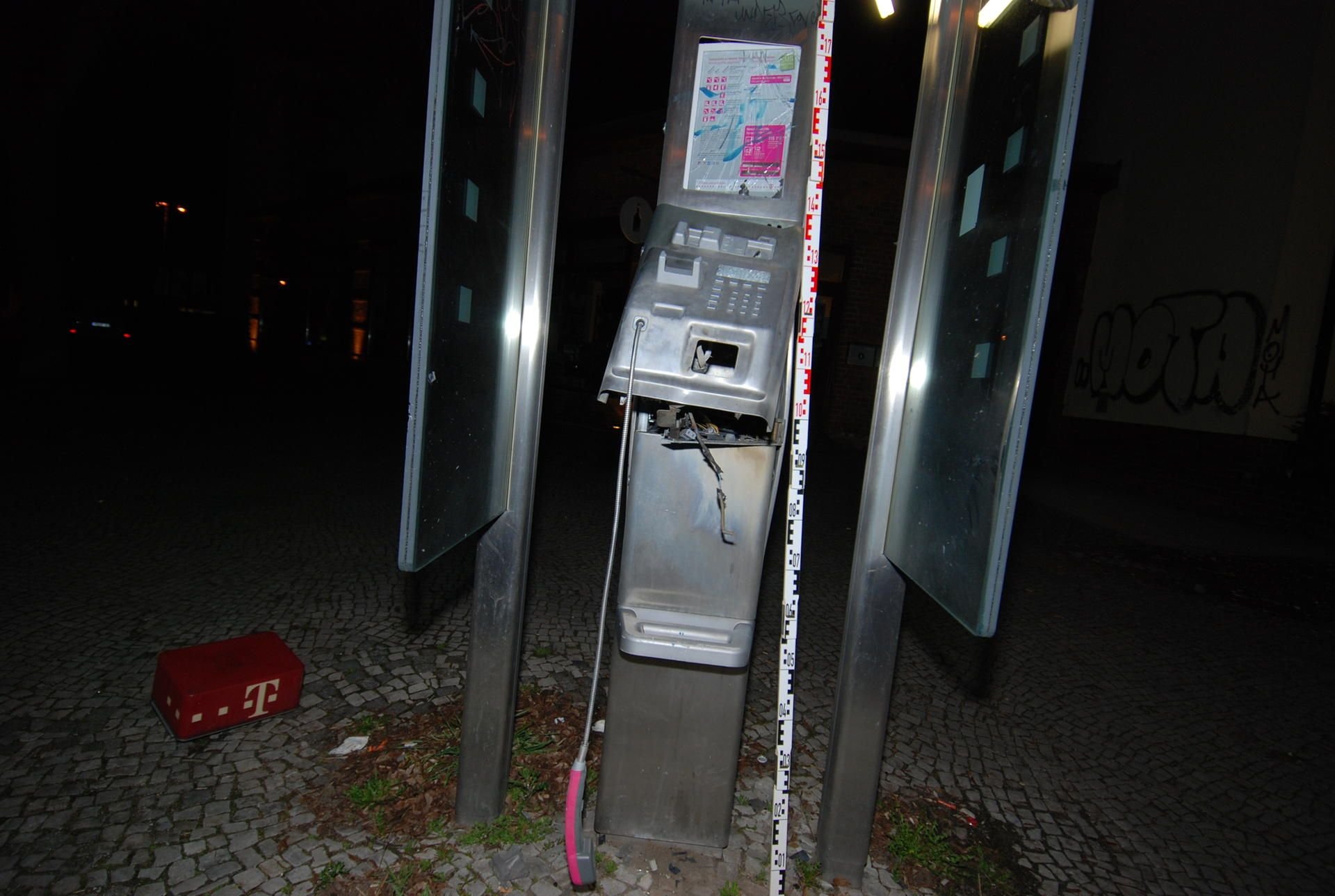 Die Telefonzelle wurde in der Nacht gesprengt.