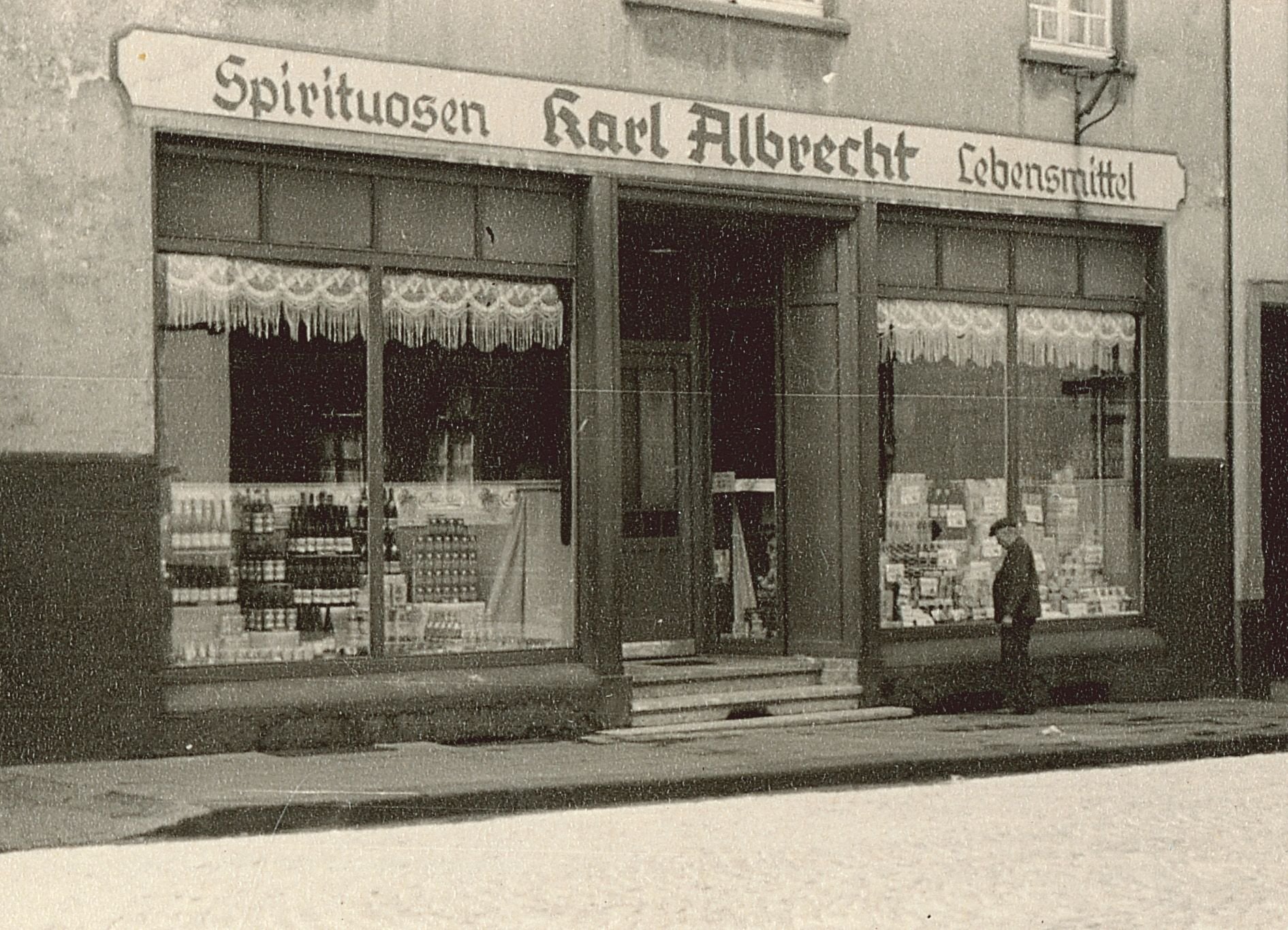 Essen: Das Foto aus dem Jahr 1930 zeigt das Stammhaus von Aldi mit dem Ladenschild «Spirituosen - Karl Abrecht - Lebensmittel».