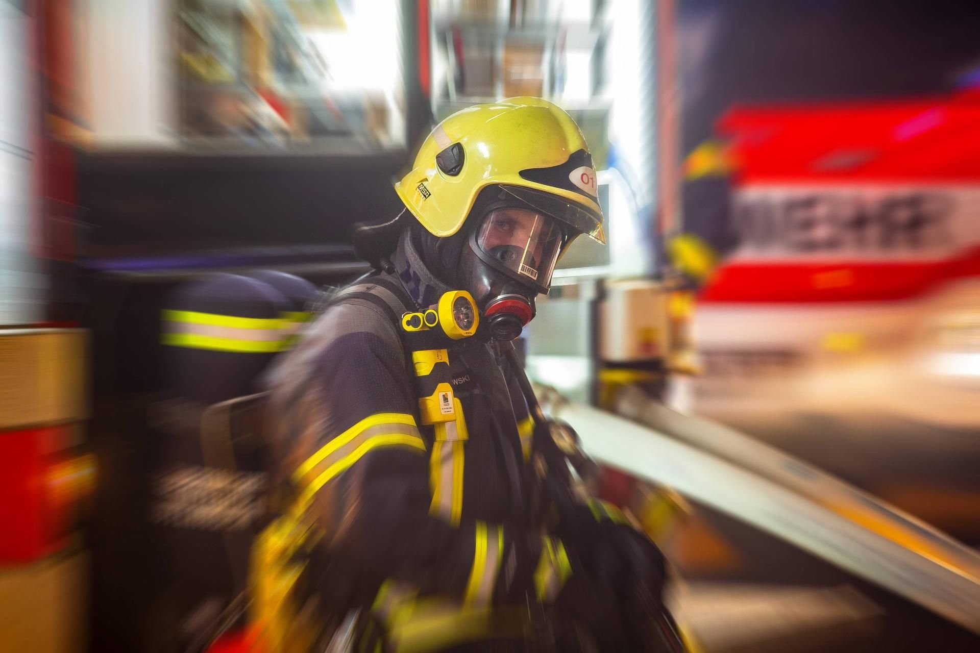 In Hennef-Stoßdorf ist es in der Nacht zum Montag zu einem schweren Brand gekommen. An den Folgen starb ein 83-Jähriger Hausbewohner. (Symbolbild)