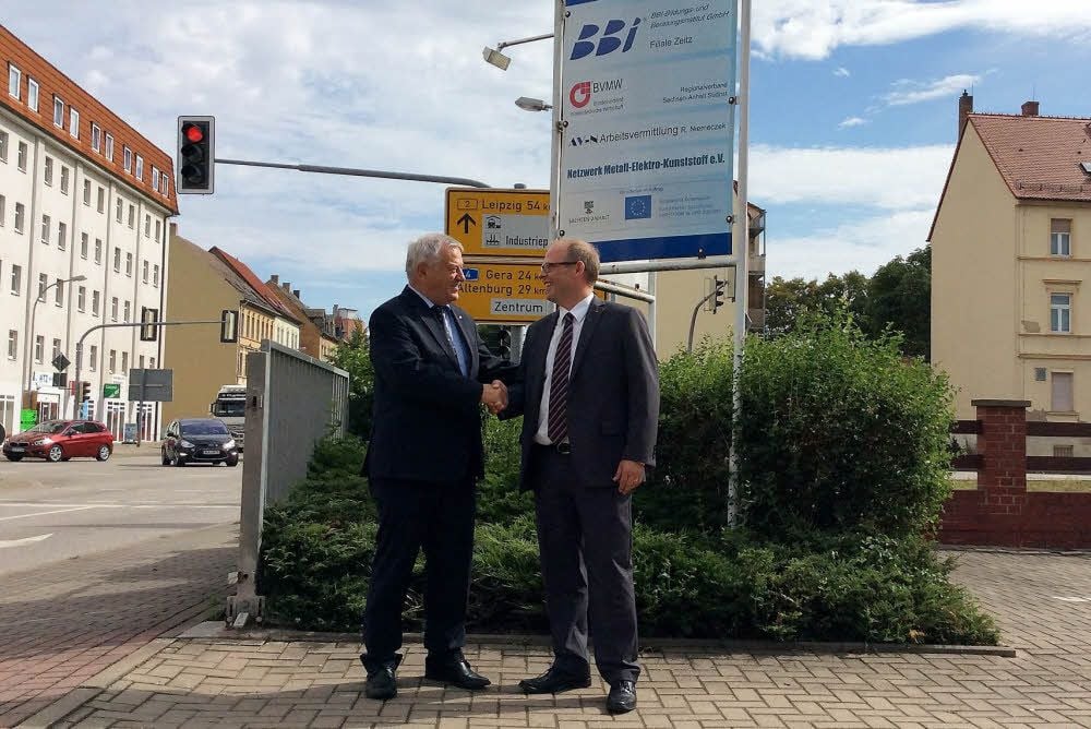 Ralf-Dieter Höfer (l.) übergibt an Gerd Woldmann.