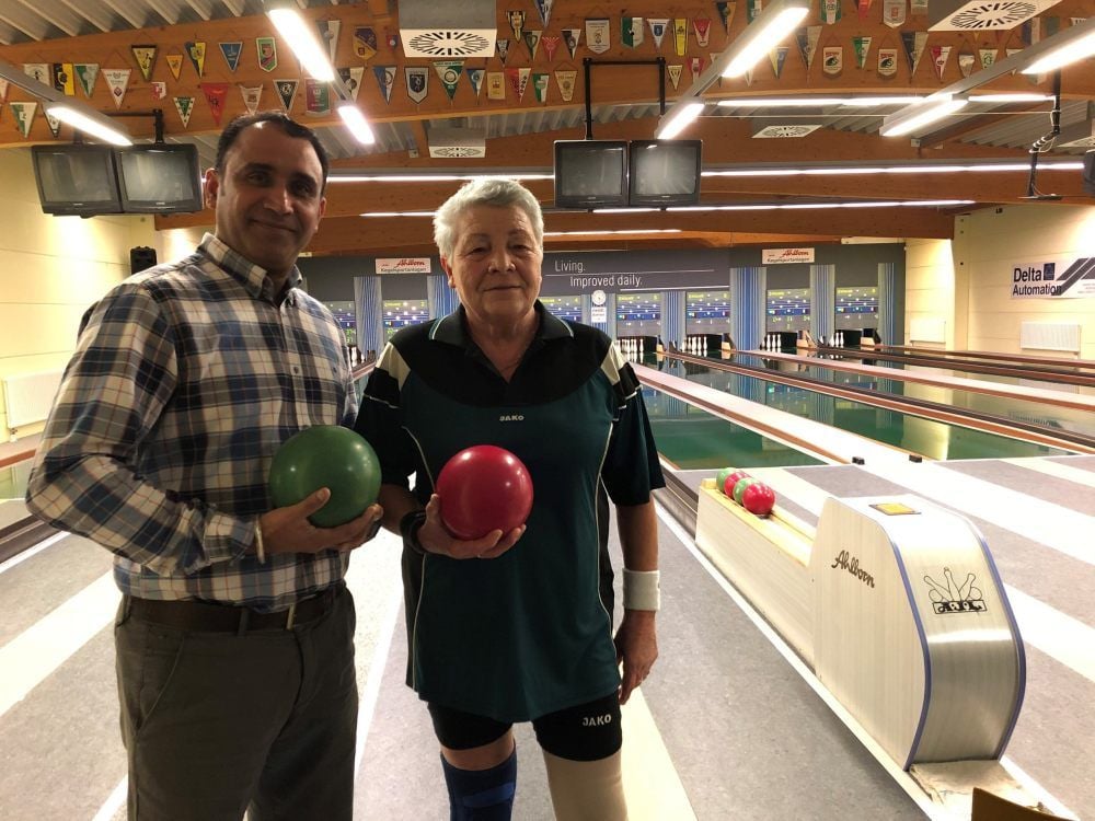 Die Schkopauer Gaststätte „Nine Pins Grillhaus“ hat mit Harvinder Singh Bedi (links) einen neuen Betreiber. Darüber freuen sich die Kegler des SKC Buna Schkopau wie die zweifache deutsche Meisterin Gudrun Fiedler, denn ihre Kegelsportstätte wird so aufgewertet.