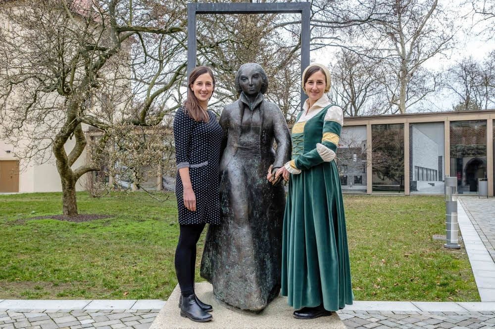 Manchmal müssten Frauen geklont werden, um die tägliche Arbeit zu bewältigen. Katharina von Bora hatte ziemlich viel auf dem Teller. In die Rolle der Lutherin, an die auf dem Lutherhof in Wittenberg diese Bronze der Bildhauerin Nina Koch erinnert, schlüpft gern und überzeugend Katja Köhler.