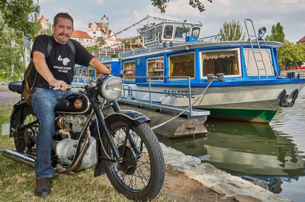 Der Bernburger Pfarrer Lambrecht Kuhn fährt nicht nur leidenschaftlich Motorrad wie diese Awo und eine BMW für längere Strecken. Er hat als ehemaliger Binnenschiffer auch ein Faible für alles Maritime.