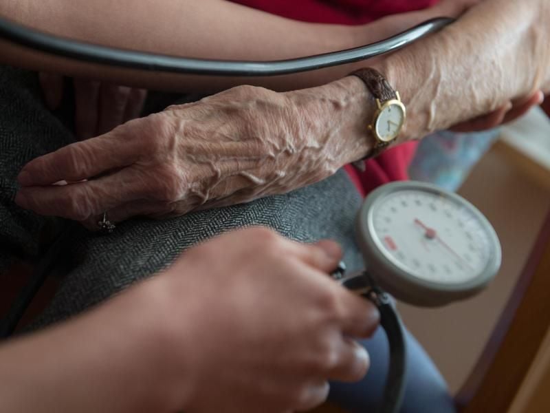 In der Alten- und Krankenpflege sind rund 35.000 Stellen für Fachkräfte und Helfer unbesetzt. Foto: Marijan Murat