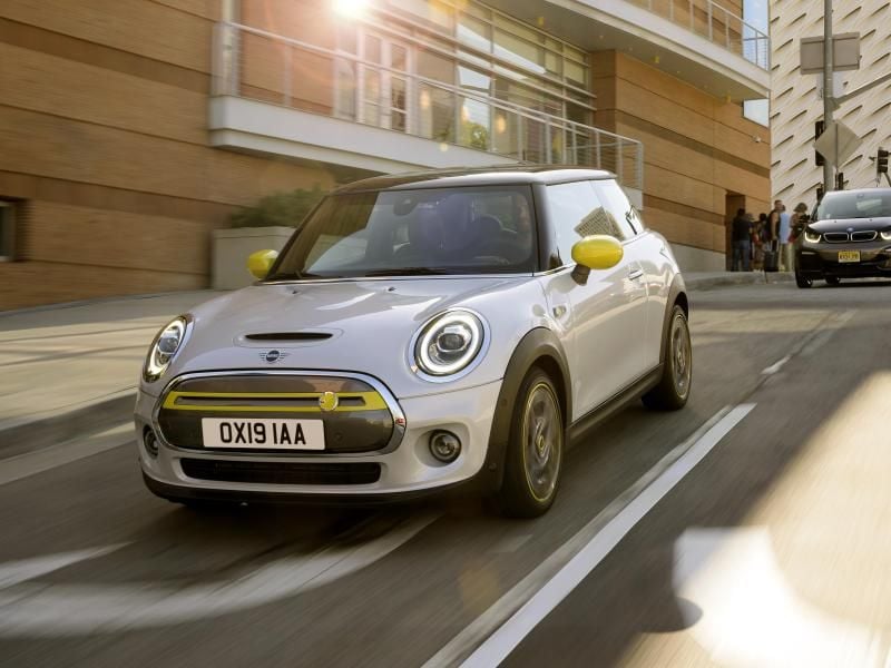Ein Mini unter Strom: Der vollelektrische Mini Cooper SE soll bis zu 270 Kilometer weit fahren können. Foto: Alberto Martinez/BMW AG/dpa-tmn