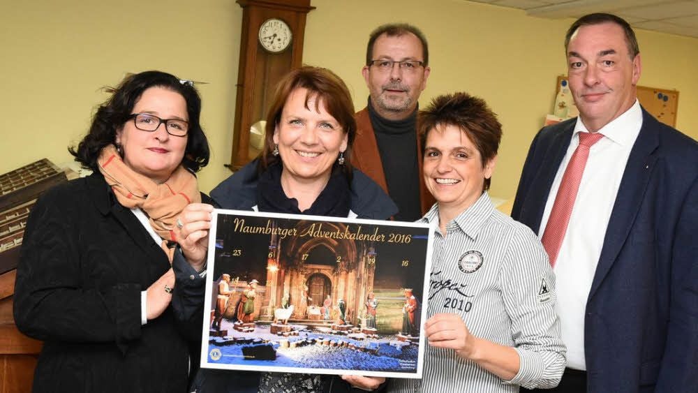 Präsentieren den druckfrischen Naumburger Adventskalender 2016 des Lions Clubs Naumburg: Club-Präsidentin Kerstin Bleymehl (2.v.l.) sowie die Lions Nicole Bickel-Schlüter (v.l.), Jörg Bleymehl, Silke Schmutzler und Klaus Mischke. Die Kalender zum Preis von fünf Euro sind in 30 Verkaufsstellen ab sofort erhältlich.