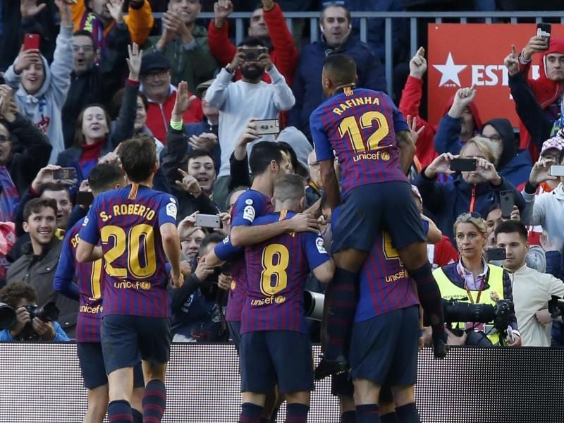 Barcelonas Stars feiern den hohen Sieg gegen Real Madrid. Foto: Joan Monfort/AP
