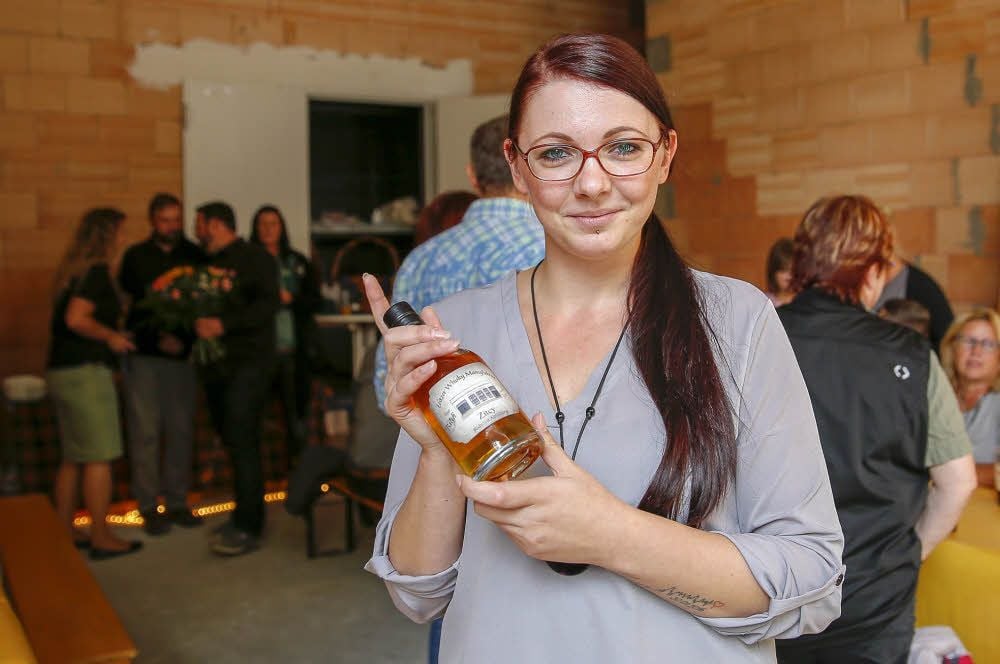 Carolin Jakob zeigt die neue Abfüllung des Zeitzer Whisky.