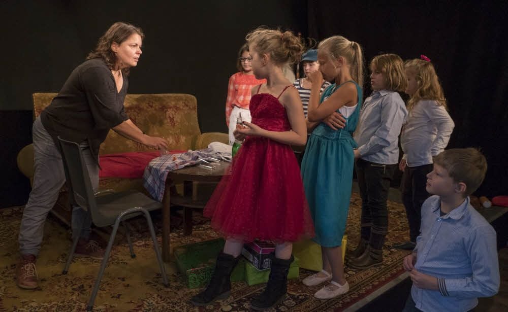 Theaterpädagogin Angelika Mühlbach probt mit Kindern der Marktschule Quedlinburg das Theaterstück „Alfons Zitterbacke“, das im Dezember auf die Bühne des Nordharzer Städtebundtheaters kommt.