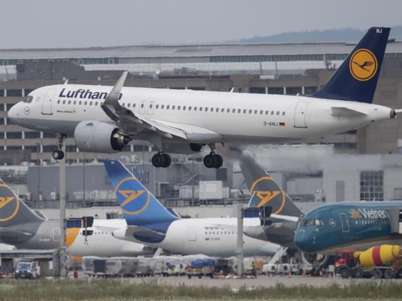 Eine Passagiermaschine der Lufthansa landet auf dem Flughafen in Frankfurt. Foto: Boris Roessler/dpa