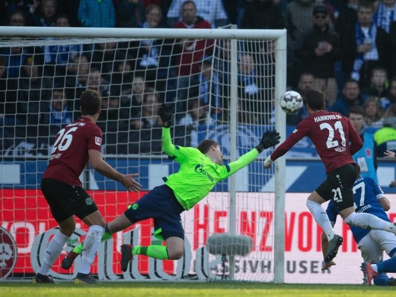 Schalkes Torwart Alexander Nübel hielt seinen Kasten gegen Hannover 96 sauber. Foto: Swen Pförtner
