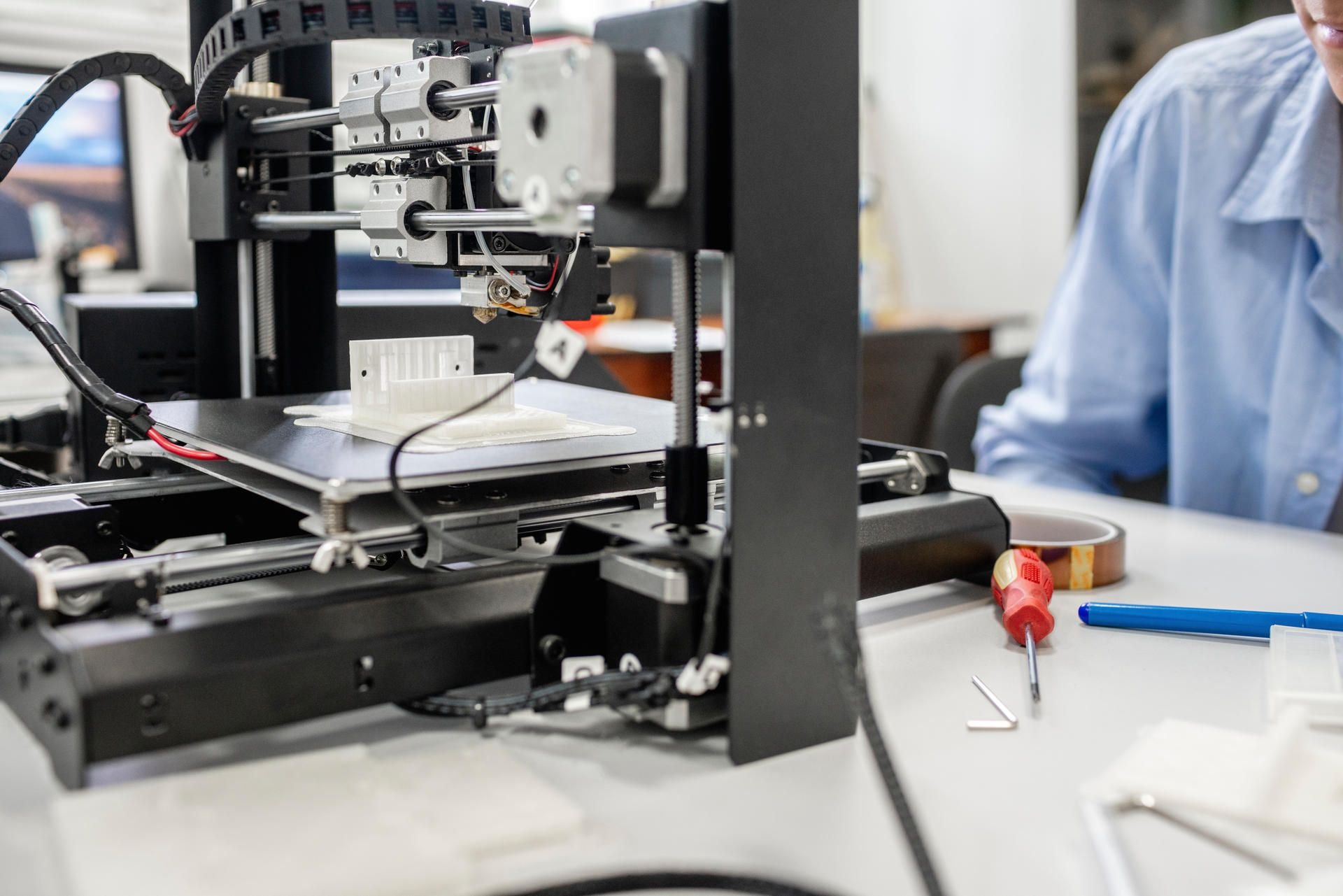 Mit einem 3D-Drucker lassen sich Gegenstände aller Art ausdrucken. Dabei wird Schicht um Schicht aufgetragen und getrocknet, geklebt oder geschmolzen. 