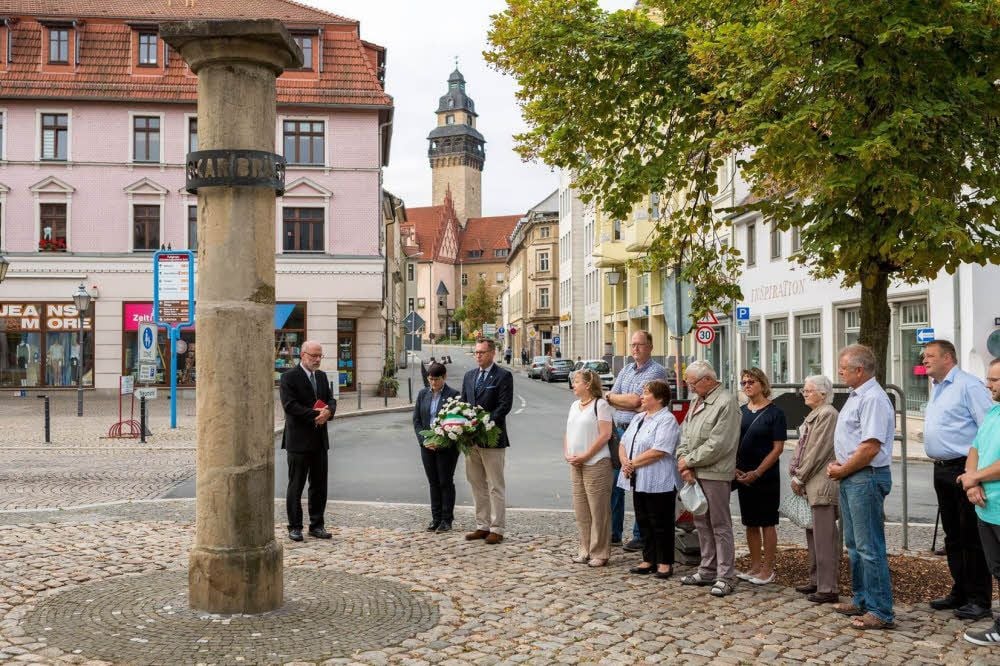 Vor der Michaeliskirche in Zeitz steht die Gedenksäule für Pfarrer Oskar Brüsewitz. Jedes Jahr wird seiner Selbstverbrennung gedacht.
