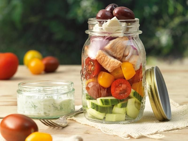 Perfekter Snack fürs Büro: Wer seinen Salat stapelt, kann ihn später einfach mischen und genießen. Das Dressing wird erst direkt vor dem Essen dazu gegeben. Foto: Eisenhut & Mayer/Brandstätter Verlag