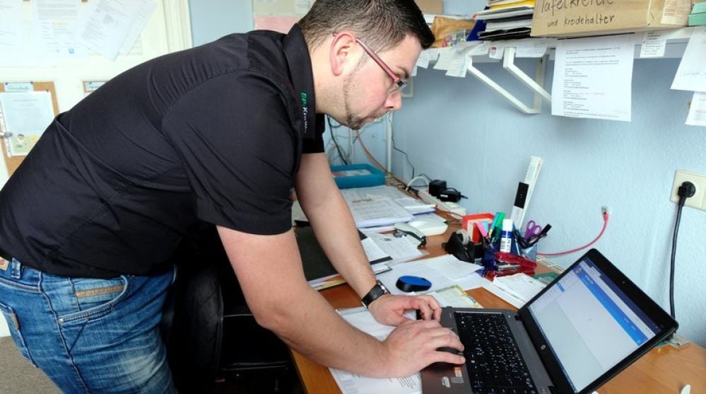 Kevin Wolters programmiert die Laptops.