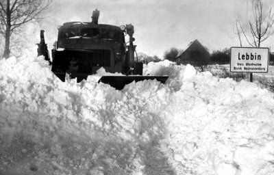Mit schwerer Technik hilft die sowjetische Armee die Landstraße bei Lebbin (Kreis Altentreptow) von meterhohen Schneeverwehungen zu räumen, anderswo sind Panzer im Einsatz (Archivfoto vom 03.01.1979). Der starke Wintereinbruch Ende 1978/Anfang 1979 brachte im Norden der DDR chaotische Zustände.