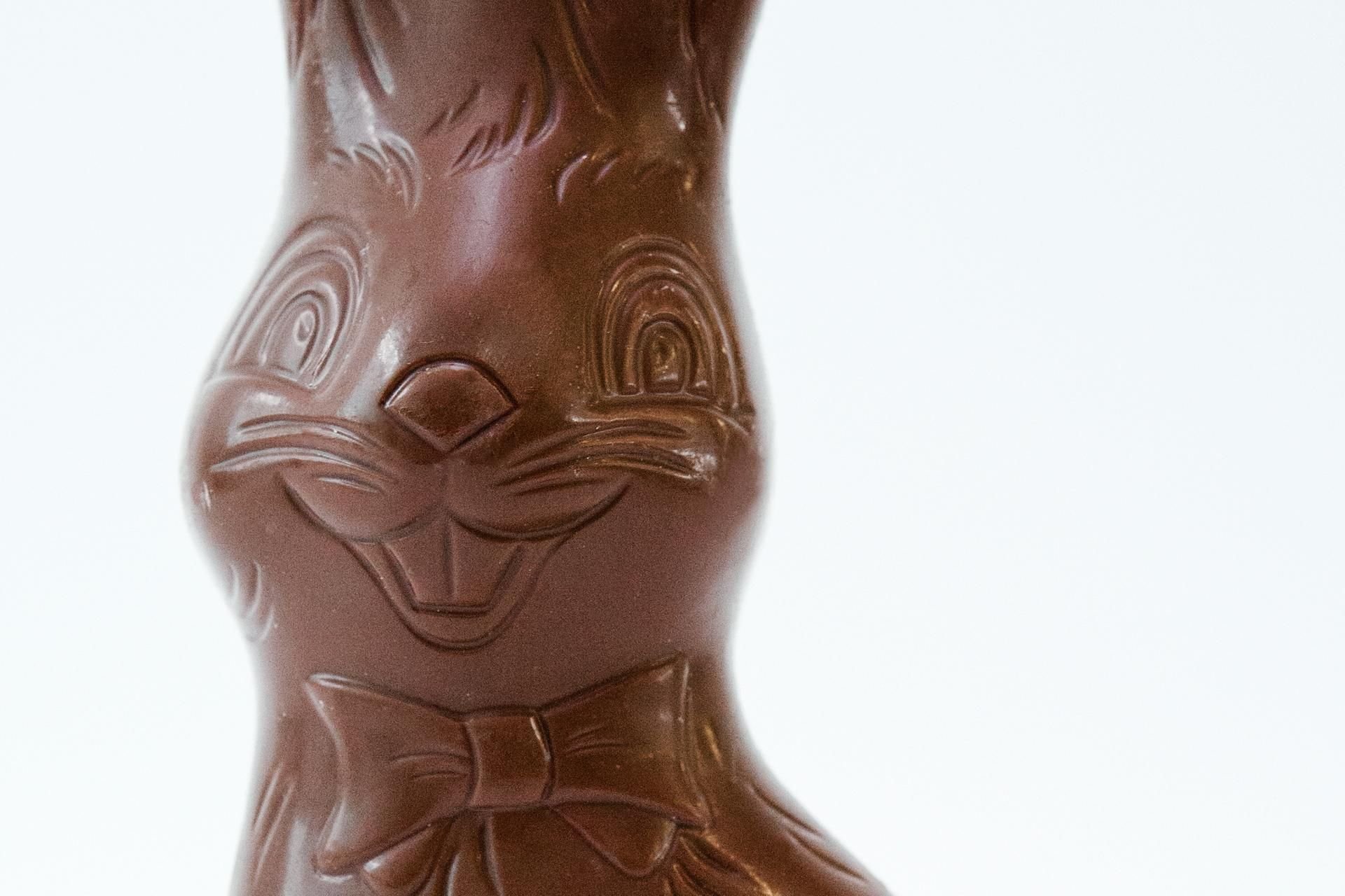 Verbraucher müssen bei manchen schokoladigen Osterhasen aufpassen, um nicht auf versteckte Preiserhöhungen reinzufallen.